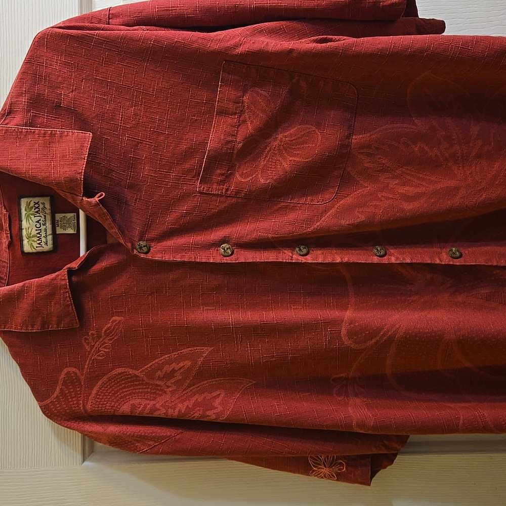 Jamaica Jaxx Men’s 100% Silk Embossed Red Floral Island Shirt. Size Medium.